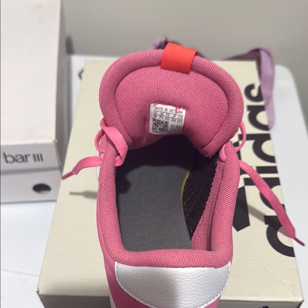 Adidas Pink Sneakers with Classic Low-Top Design - Picture 3 of 7